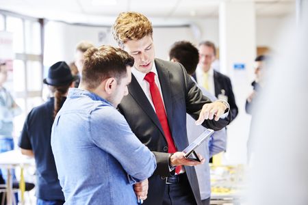Unternehmen stellen sich auf der Firmenkontaktmesse vor