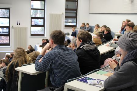Am Tag der offenen Tür schauen sich Interessenten die FH Wedel an.